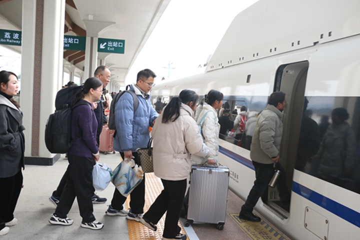 旅客有序上車。