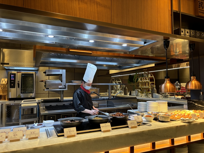 廚師正在備餐。楊圓圓攝 