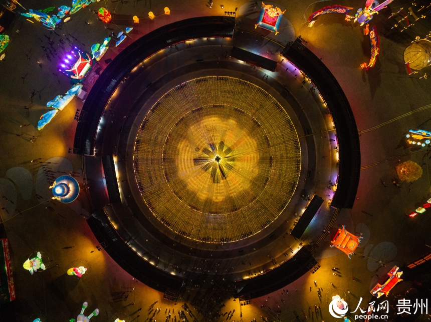 2025觀山湖春節燈會廟市現場。人民網陽茜攝
