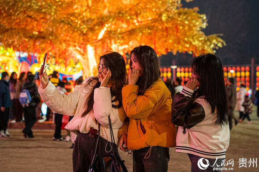 2025觀山湖春節燈會廟市現場。人民網陽茜攝