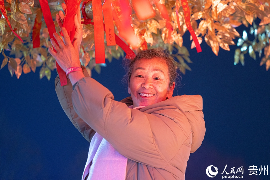 2025觀山湖春節燈會廟市現場。人民網陽茜攝