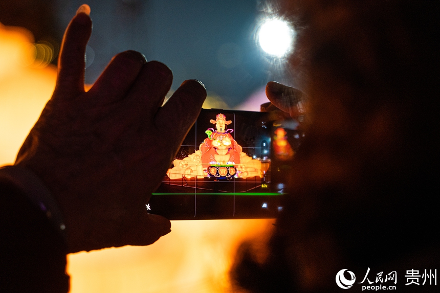 2025觀山湖春節燈會廟市現場。人民網陽茜攝