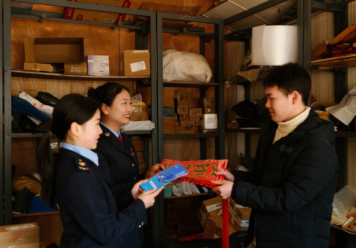 2 普安縣稅務局稅務人員走訪物流商家，了解企業需求，輔導解答涉稅疑難問題。劉蘇慶攝