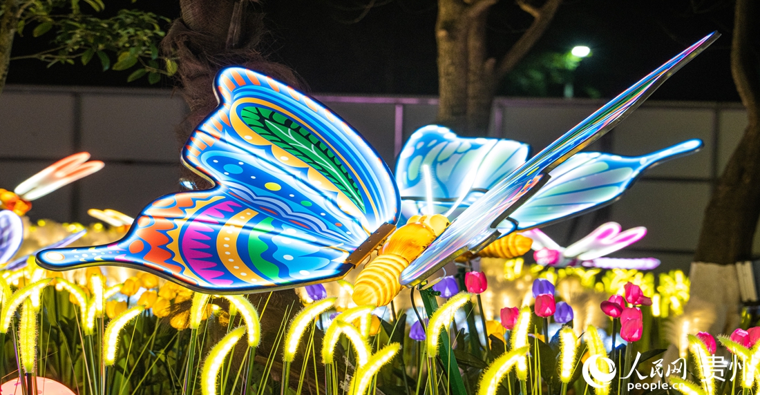 2025觀山湖春節燈會廟市現場。人民網陽茜攝