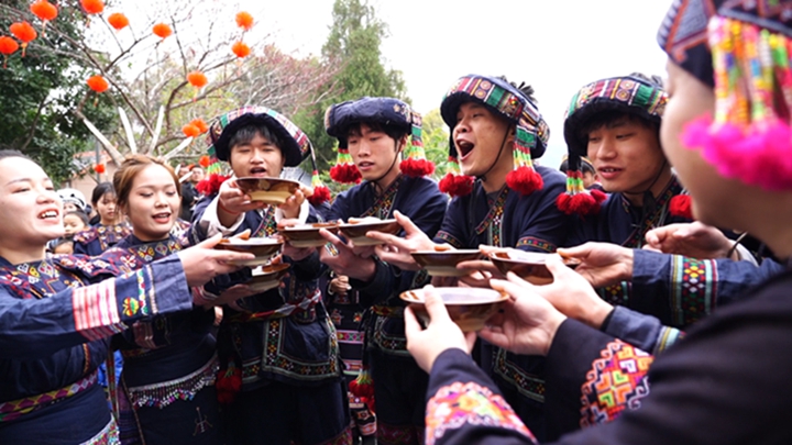 迎親隊伍喝攔門酒。韋軒宇攝