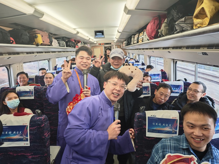 列車上的節目表演。人民網 黃小桃攝