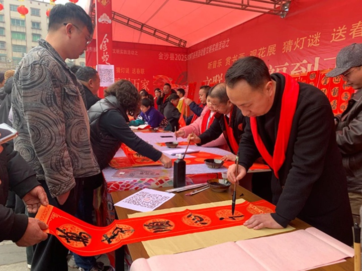 書法（春聯）書寫區域翰墨飄香。