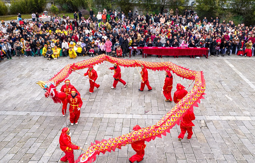 1月31日，村民在貴州省畢節市黔西市素樸鎮九龍山下的象祠廣場舞龍比賽。