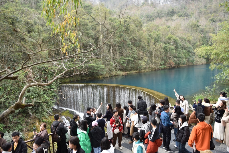 臥龍潭瀑布前人頭攢動。