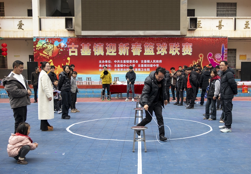 滾鐵環比賽。