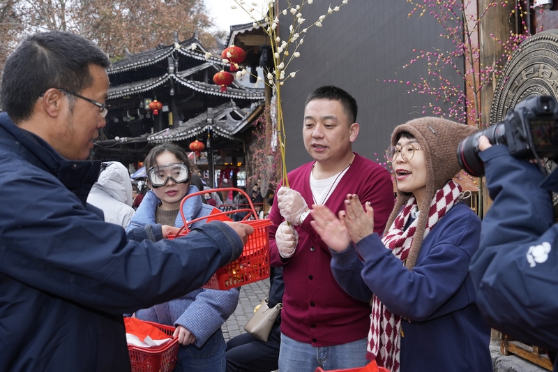 游客在西江苗寨體驗民俗。汪建旭攝