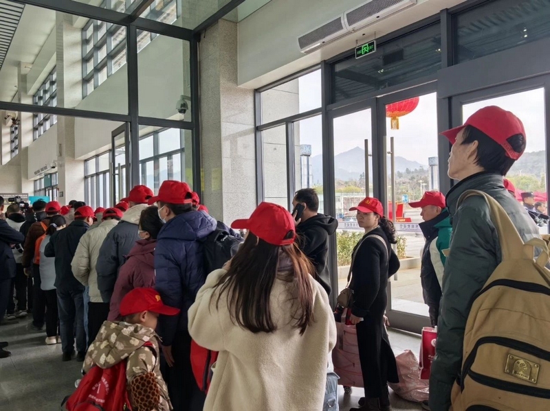 返崗務工人員有序進站。