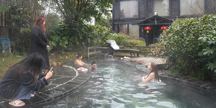 春節期間，游客在百里杜鵑度假泡溫泉。