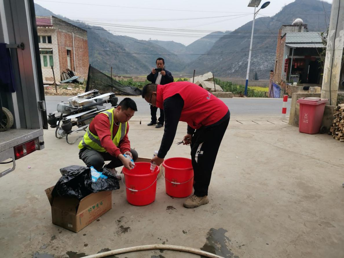 技術人員為無人機加注農藥。