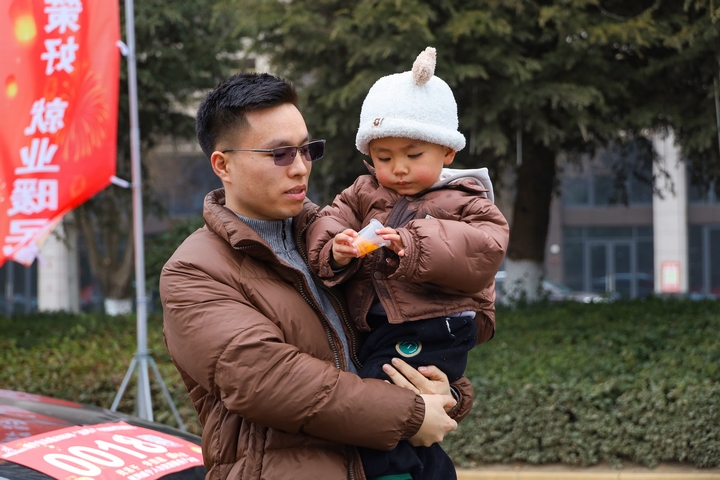 1月31日，在威寧自治縣2025年第一批“點對點”有組織勞務輸出歡送儀式現場，即將返崗的務工群眾在等待出發。（趙慶能 攝）.JPG