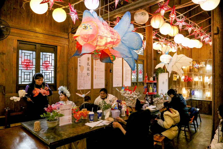 2月4日，游客在遵義市播州區烏江寨景區體驗制作非遺燈飾產品。