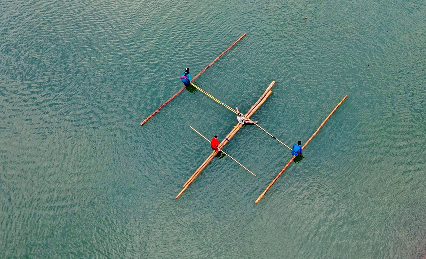 2月4日，藝人在遵義市播州區烏江寨景區表演非遺獨竹漂藝術。