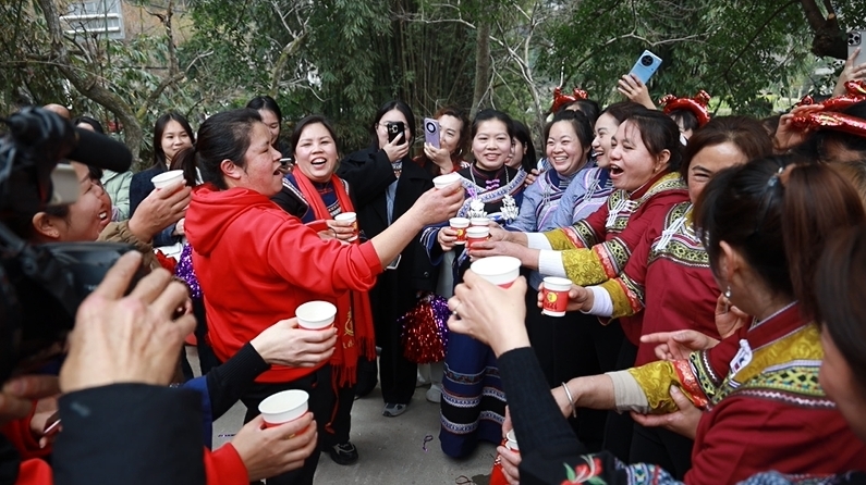 大年初三羅甸縣板庚社區姑媽回娘家活動。黃姍攝