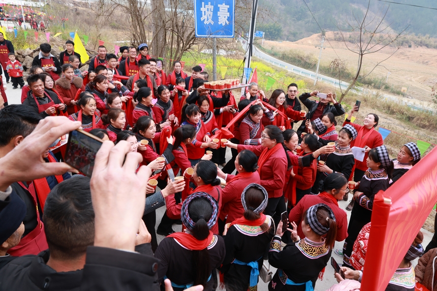 大年初三羅甸縣沫陽村姑媽回娘家活動。莫昌玉攝