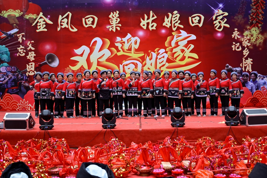 悃鎮納鬧村姑媽回娘家活動。劉文俊攝