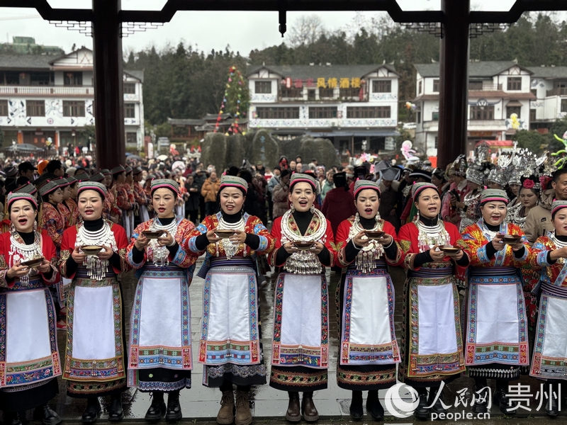 苗族同胞在三合苗寨門口舉行“攔門”儀式。人民網記者 高華攝.jpg