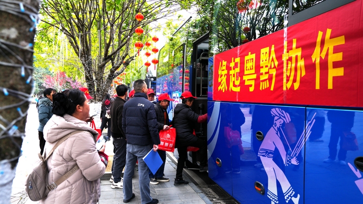 返崗人員正在登車.JPG