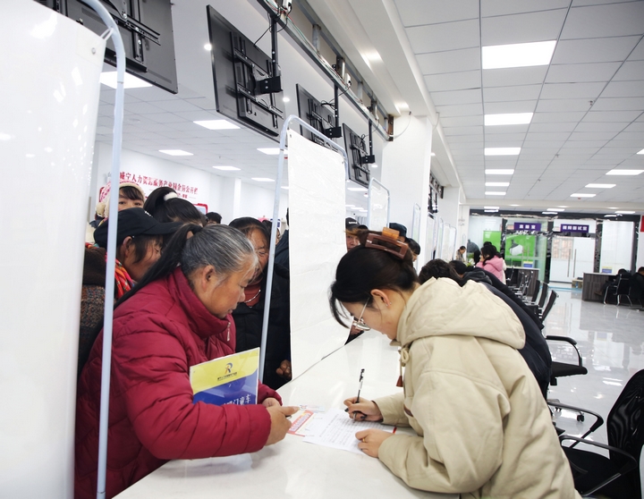 威寧自治縣工作人員正在為務工就業人員登記就業意向信息.JPG