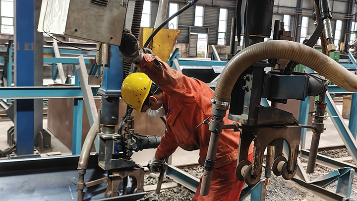 車間生產忙。