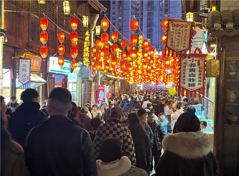 春節期間熱鬧非凡的安順古城歷史文化街區。