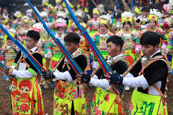 苗族同胞參加“跳月”活動。