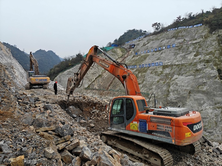 兩岔河水庫進水管基礎施工。