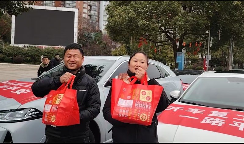 龍里“點對點”返崗服務，送勞動者外出就業。