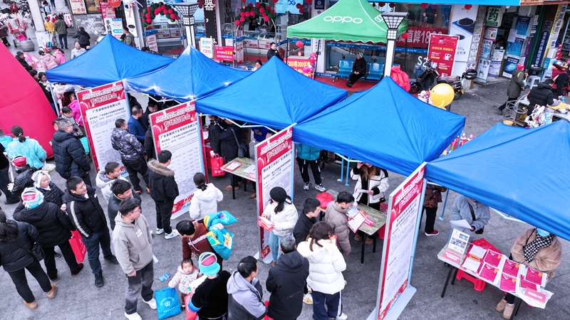 圖為：2025年東西部勞務協作暨“春風行動”專場招聘會活動現場 吳昌前 攝 (2).jpg