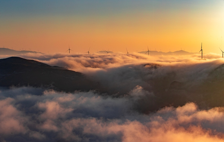 韭菜坪景區拍攝的日落云海景觀。
