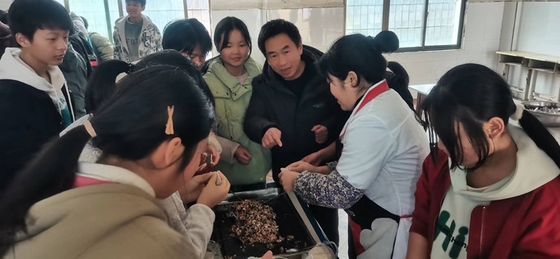 2 圖為開展元宵美食制作現場.jpg