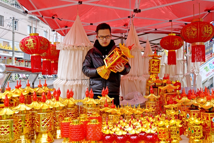 貴州省畢節市納雍縣城，銷售商在調試電子燈籠。