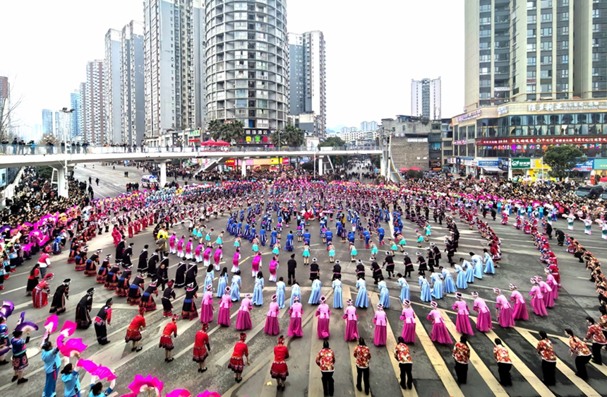 巡游隊伍表演千人土家擺手舞。黎靜濤攝