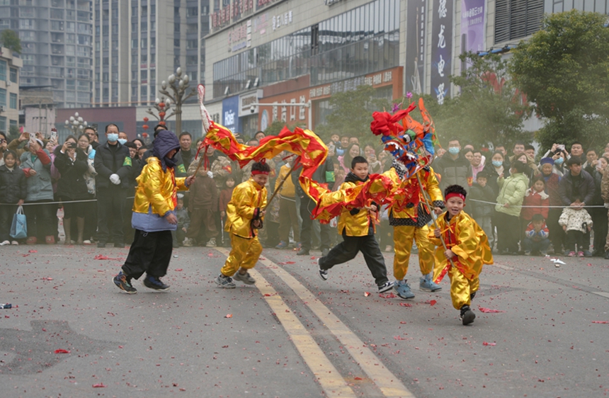  “崽崽龍”充分展現了非遺傳承的年輕化趨勢。王顯攝
