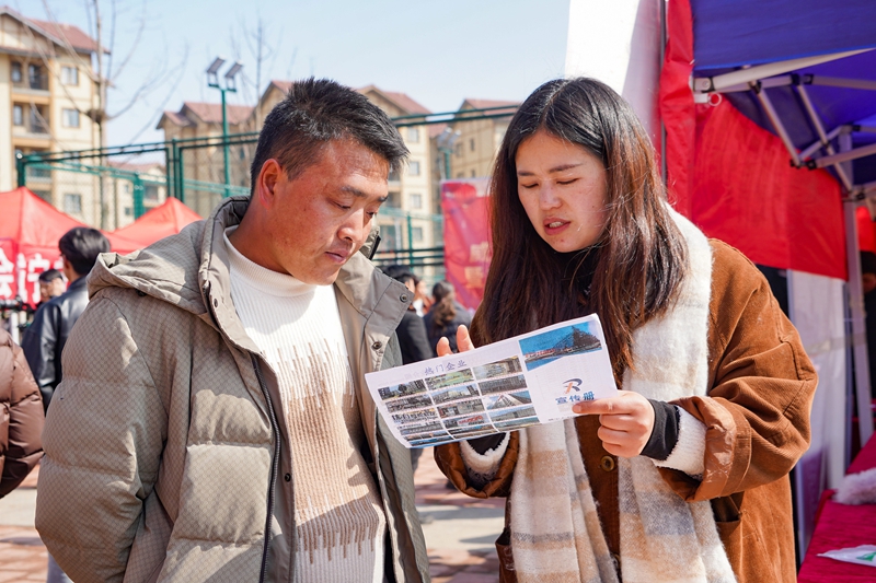 2月13日，威寧自治縣“春暖烏蒙”暨東西部協作專場招聘會現場，用人企業工作人員在向求職人員介紹企業情況。（趙慶能 攝）.JPG