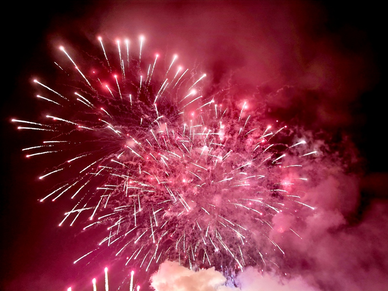 絢麗煙花點亮夜空。余杭帆攝