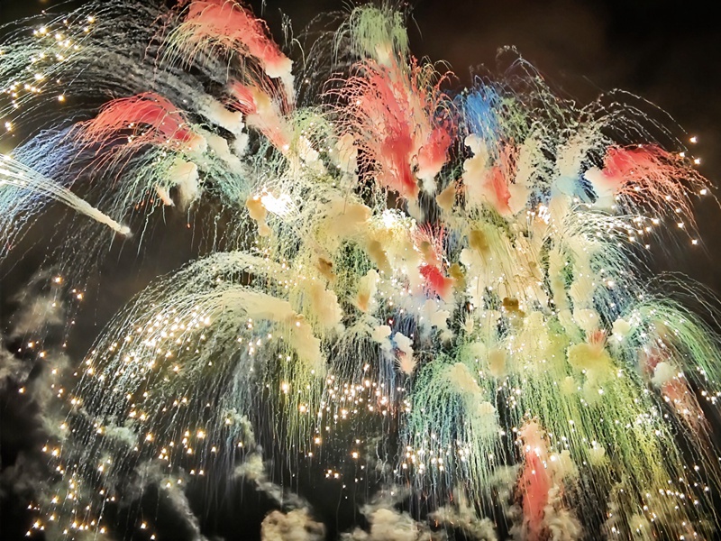 絢麗煙花點亮夜空。余杭帆攝