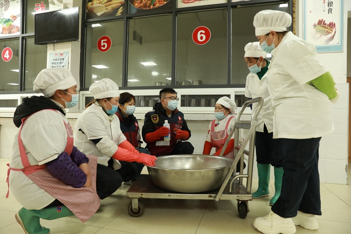 劍河縣疾控中心工作人員正在指導學校工作人員進行消殺。（潘文 攝） (2).JPG