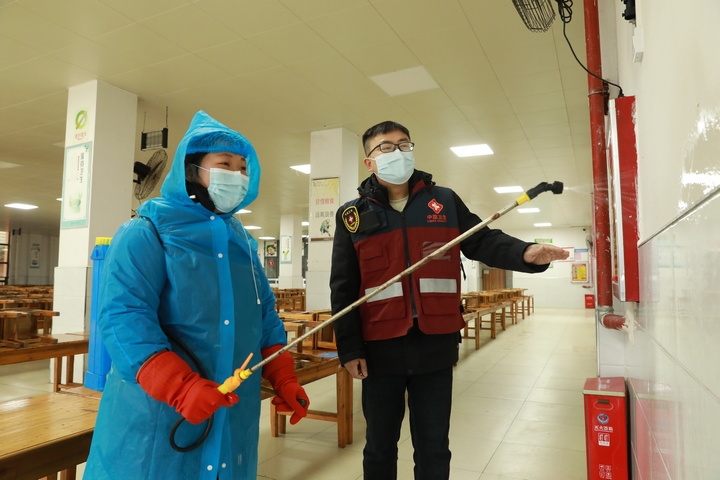 劍河縣疾控中心工作人員正在指導學校工作人員進行消殺。（潘文 攝）.JPG
