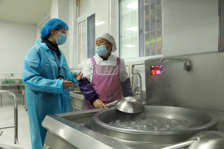 劍河縣市場監督管理局工作人員正在檢查食堂。 (潘文 攝)  (2).JPG