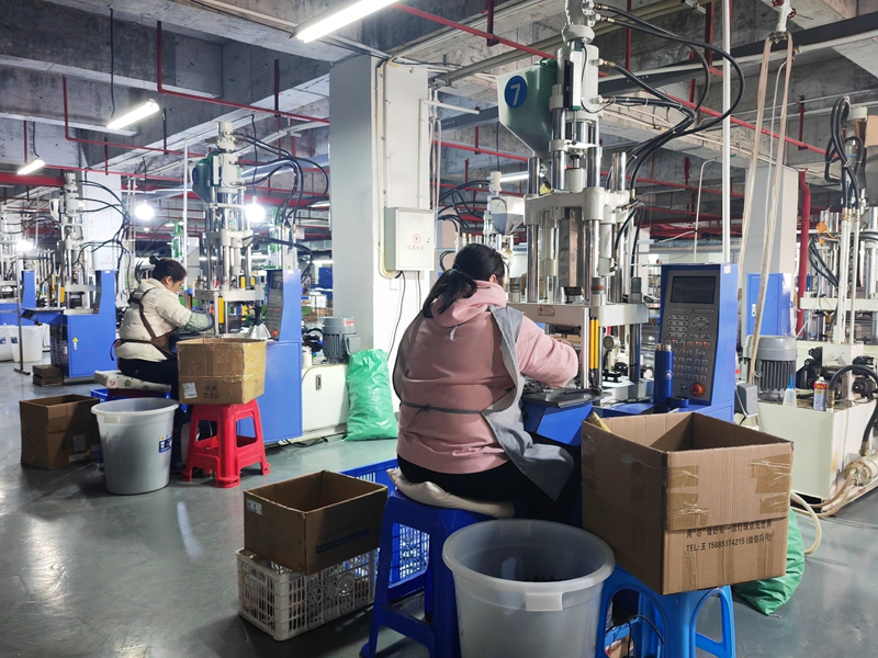 銅仁萬山：企業復工“干勁足” 奮戰首季“開門紅” (3).jpg