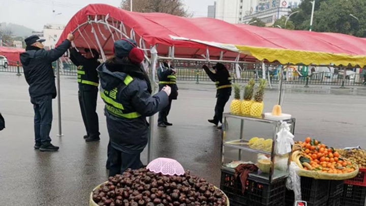 平壩區城管局節后“收攤” 守護城市秩序。