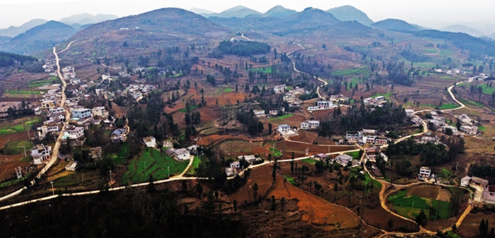 航拍貴州省黔西市鐵石苗族彝族鄉鐵盔山村的機耕道與村莊、山巒、田地構成一幅生機盎然的田園畫卷。熊軍萬攝