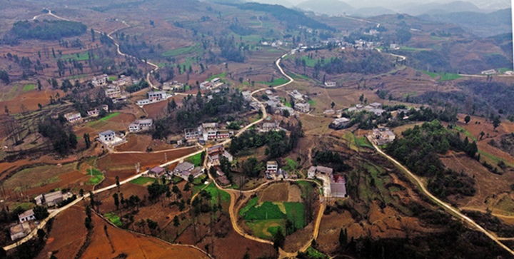 航拍貴州省黔西市鐵石苗族彝族鄉鐵盔山村的機耕道與村莊、山巒、田地構成一幅生機盎然的田園畫卷。  熊軍萬攝