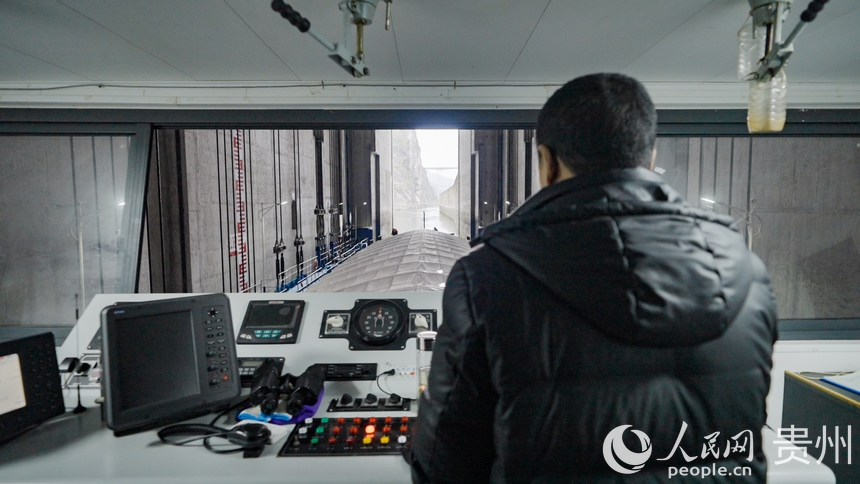 船長田永成駕駛航電657號貨船通過思林升船機“翻越”思林水電站。人民網記者 涂敏攝