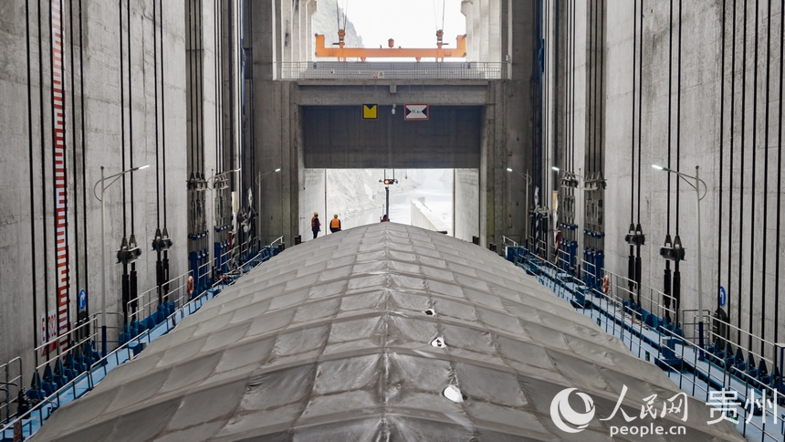 航電657號貨船通過思林升船機“翻越”思林水電站。人民網記者 涂敏攝